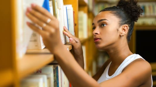 tudiante cherchant un livre