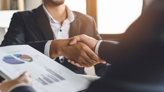 Poigne de main entre un banquier et son client