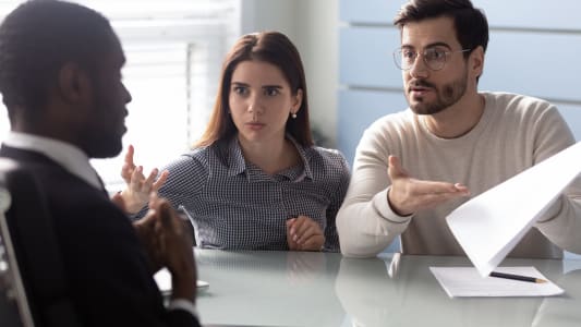 Un couple en colre se dispute avec son banquier