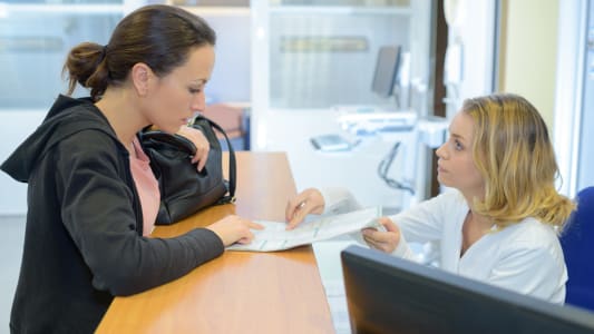 Une femme  un guichet