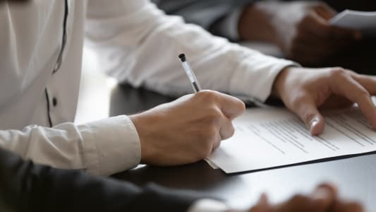 un homme signant un contrat