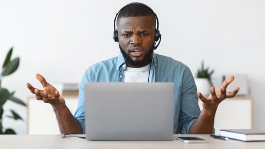 un homme agac devant son ordinateur