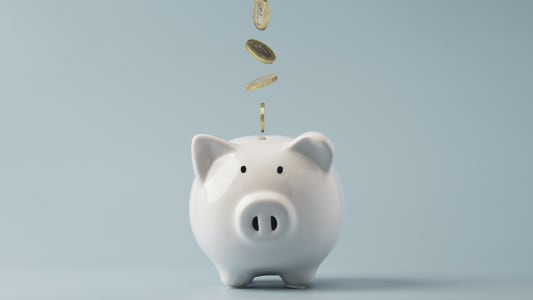 des pices qui tombent dans une tirelire