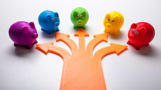 Flches menant vers 5 tirelires cochon