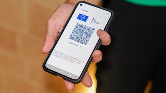 Pass sanitaire prsent sur un smartphone