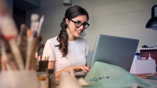 Une femme devant un ordinateur