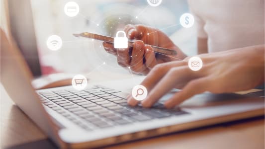 Une femme utilise un ordinateur et un smartphone