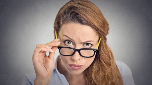 Une femme qui se pose une question