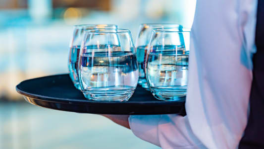 Un verre d'eau au restaurant