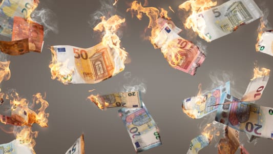 Pluie de billets en euros en feu