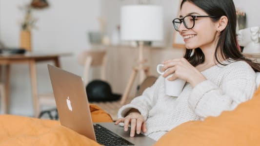 Femme devant son ordinateur