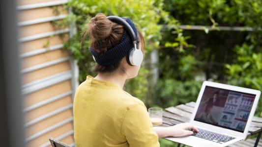 Une femme tltravaille dans son jardin