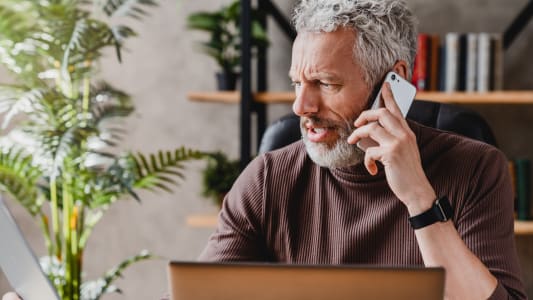 homme inquiet au tlphone