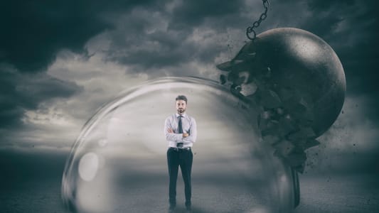 Un homme  l'abri d'un dme