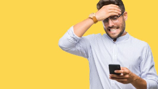 Un homme surpris regarde son tlphone reconditionn