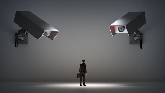 Un homme observ par des camras de surveillance 