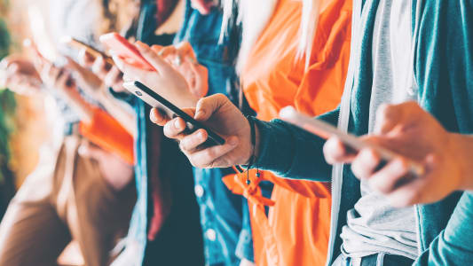 Gros plan de smartphones dans les mains de jeunes