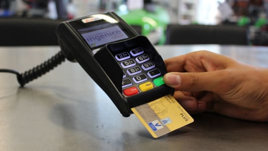 Un carte bancaire insre dans un TPE