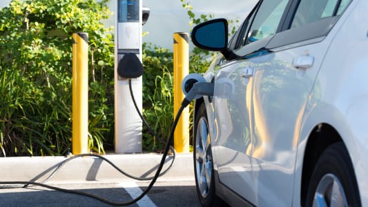 Une voiture lectrique recharge sa batterie 