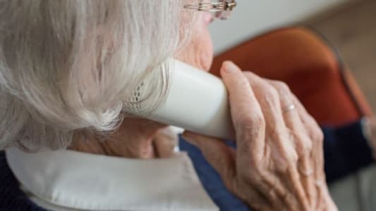 Une dame ge au tlphone