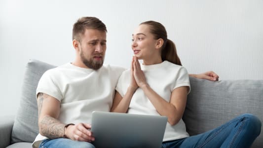 couple inquiet