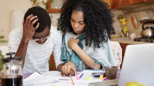 Un couple avec des problmes financiers