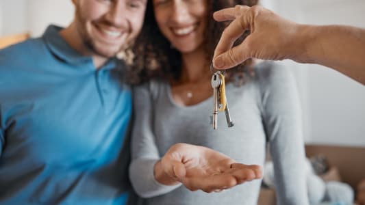 Un couple de travailleurs indépendants obtient un crédit immobilier