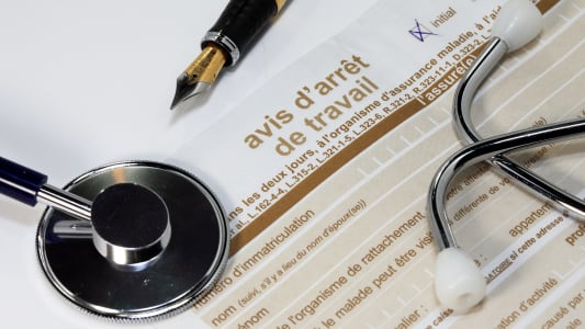 Les arrts maladies ouvrent droit  congs pays