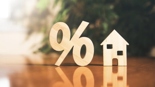 Selon certains experts, les taux pour un emprunt pourraient connatre une nouvelle diminution d'ici la fin de l'anne 2024 et se rapprocher des 3%.