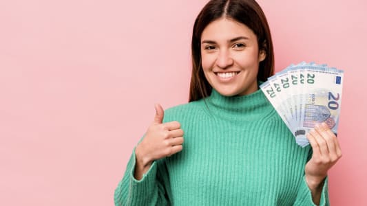 argent femme souriante