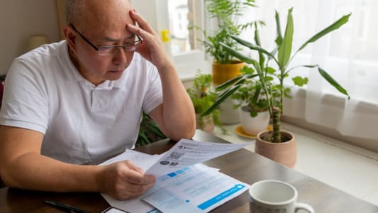 Un homme tudie ses factures d'nergie.