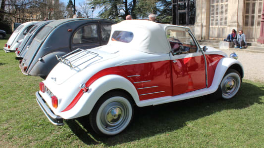 Des voitures de collection gares.