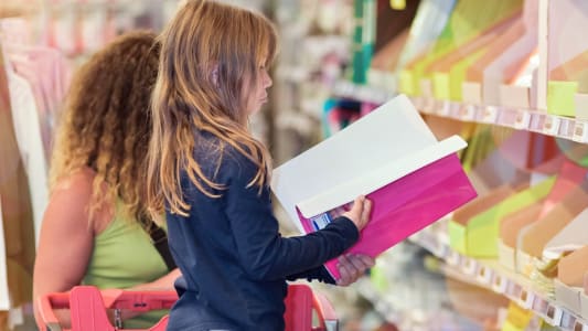 Des enfants dans un rayon de fournitures scolaires