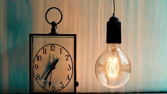 Une horloge et une ampoule