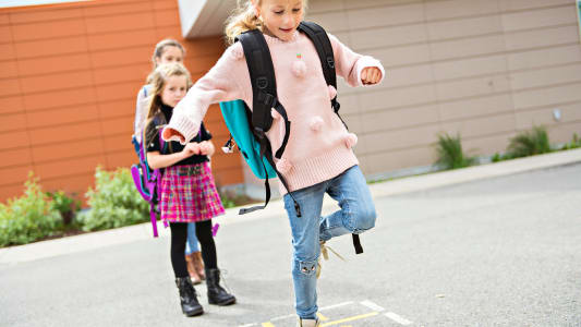 Des enfants jouent dans la cour de rcration