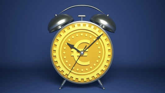 Une horloge avec un symbole euro au centre.