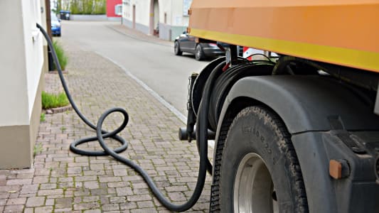 Camion livrant du fioul