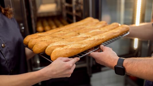 des baguettes de pain.