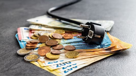 Une prise �lectrique et des billets.