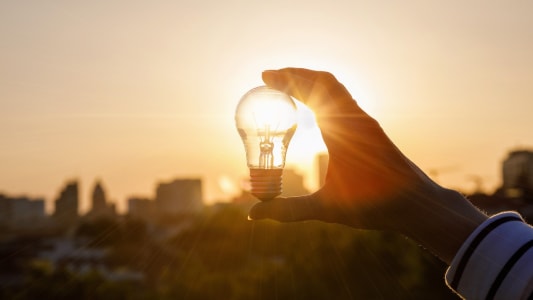 Le soleil  travers une ampoule.