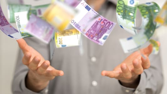 Quelqu'un lance des billets.
