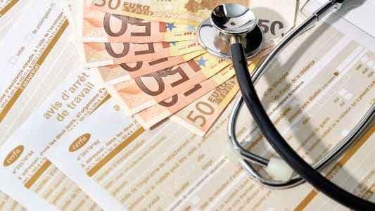 Des billets sur un document pour un arrêt de travail.