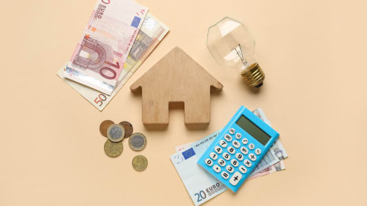 Des billets, une maison et une ampoule.