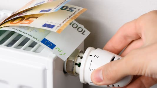 Un radiateur et des billets pour symboliser le prix du chauffage.