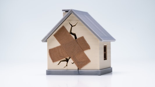 Une maison fissure avec un pansement