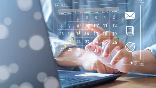 un cran d'ordinateur qui projette un calendrier