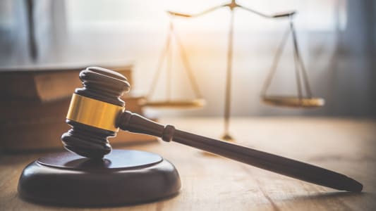 Un marteau pour symboliser le tribunal