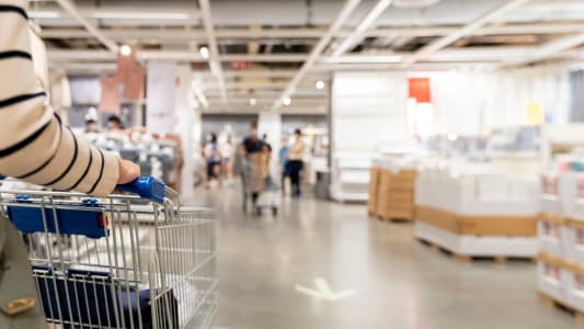 Une femme fait des courses dans un magasin.
