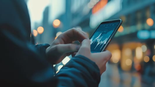 Un homme regarde son smartphone.