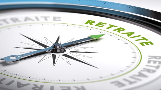 Une boussole pointe vers le mot retraite
